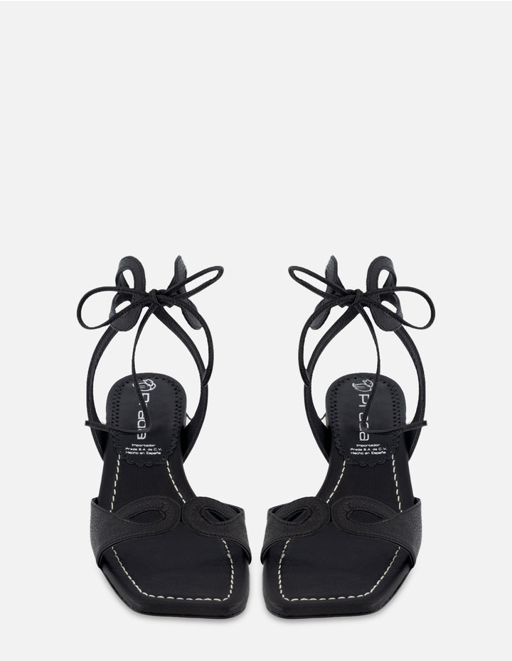 Sandalia de piso en piel bombeada color negro con tacón de pedrería para mujer