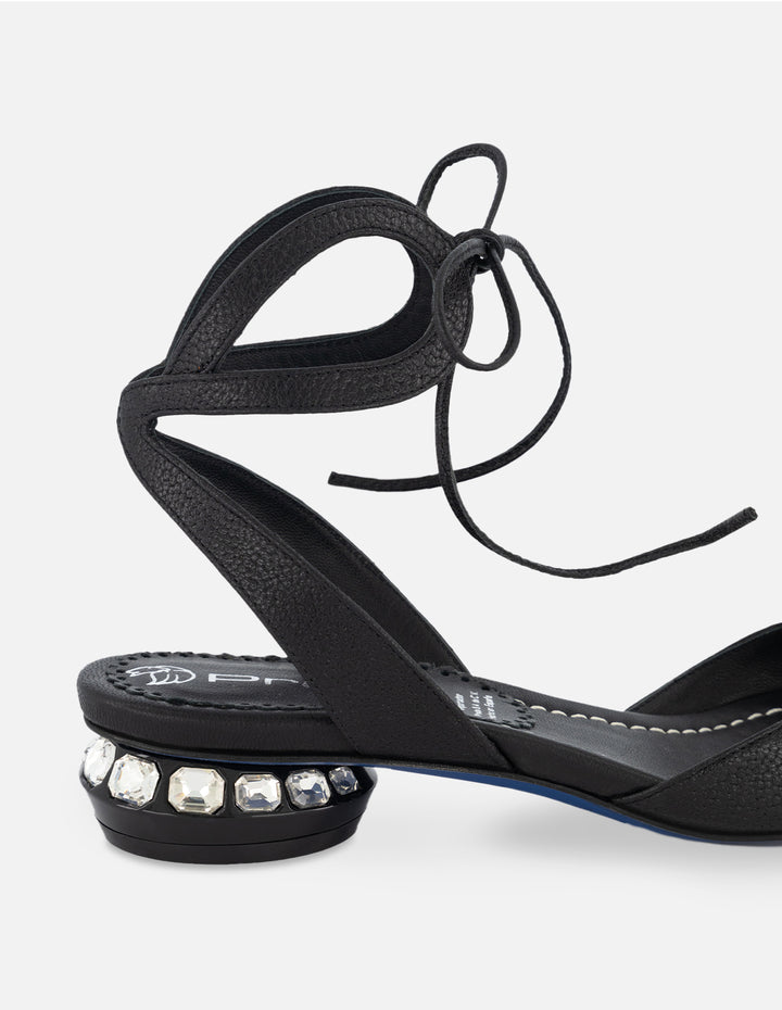 Sandalia de piso en piel bombeada color negro con tacón de pedrería para mujer