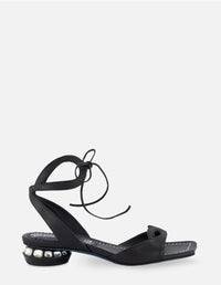 Sandalia de piso en piel bombeada color negro con tacón de pedrería para mujer