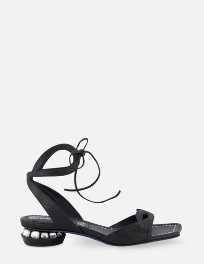 Sandalia de piso en piel bombeada color negro con tacón de pedrería para mujer