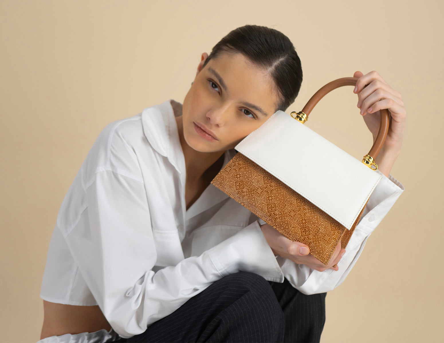 Bolso satchel en piel ante grabada color cuero para mujer
