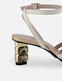 Sandalia de piel color blanco para mujer con pompón