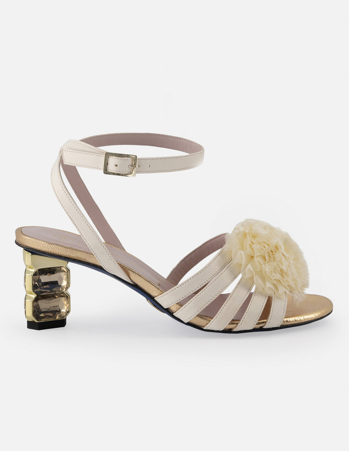 Sandalia de piel color blanco para mujer con pompón