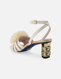 Sandalia de piel color blanco para mujer con pompón