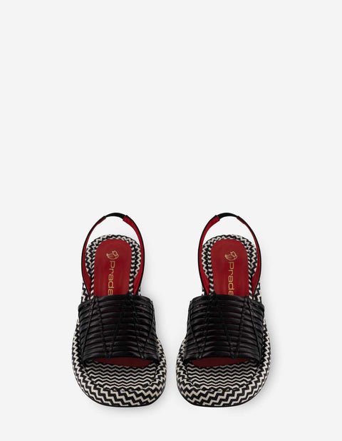 Sandalia con estampado chevron color blanco y negro para mujer