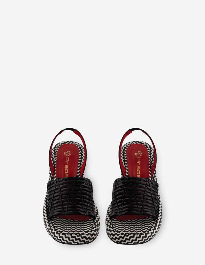 Sandalia con estampado chevron color blanco y negro para mujer