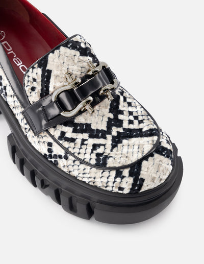 Mocasín de textil con grabado tipo serpiente color negro para mujer