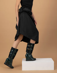 Bota de piel charol color verde para mujer y detalles de textil abotinado