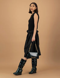 Bota de piel charol color verde para mujer y detalles de textil abotinado