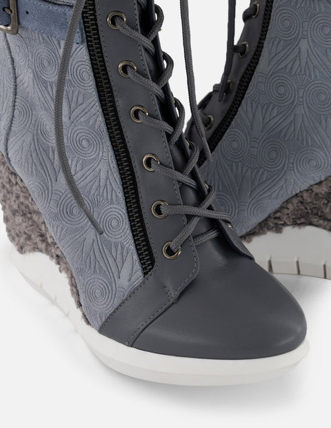 Botines azul en ante para mujer con interior sherpa y cuña alta