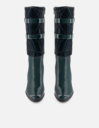 Bota de piel charol color verde para mujer y detalles de textil abotinado