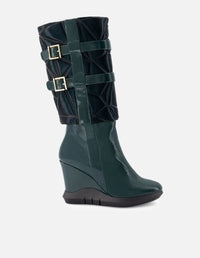 Bota de piel charol color verde para mujer y detalles de textil abotinado