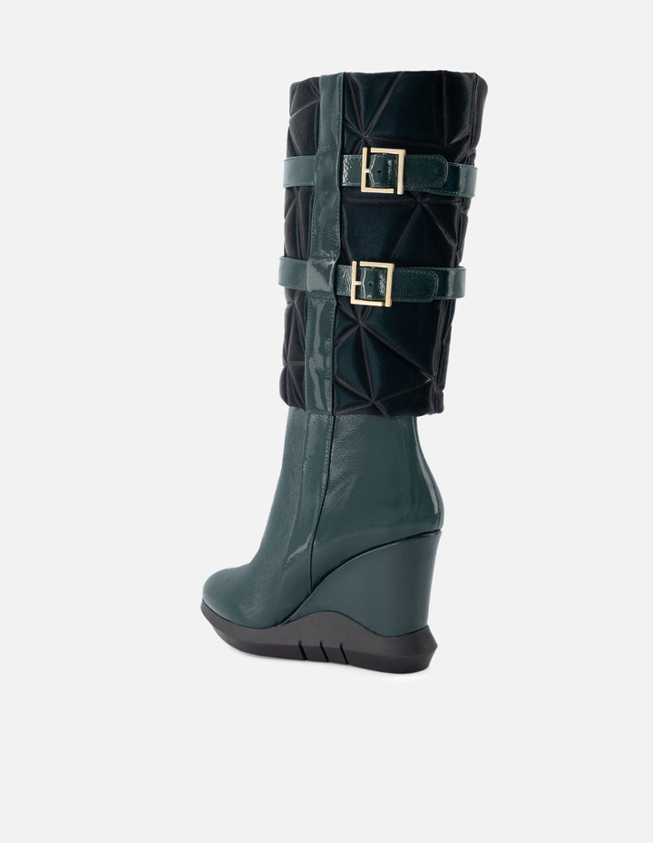 Bota de piel charol color verde para mujer y detalles de textil abotinado