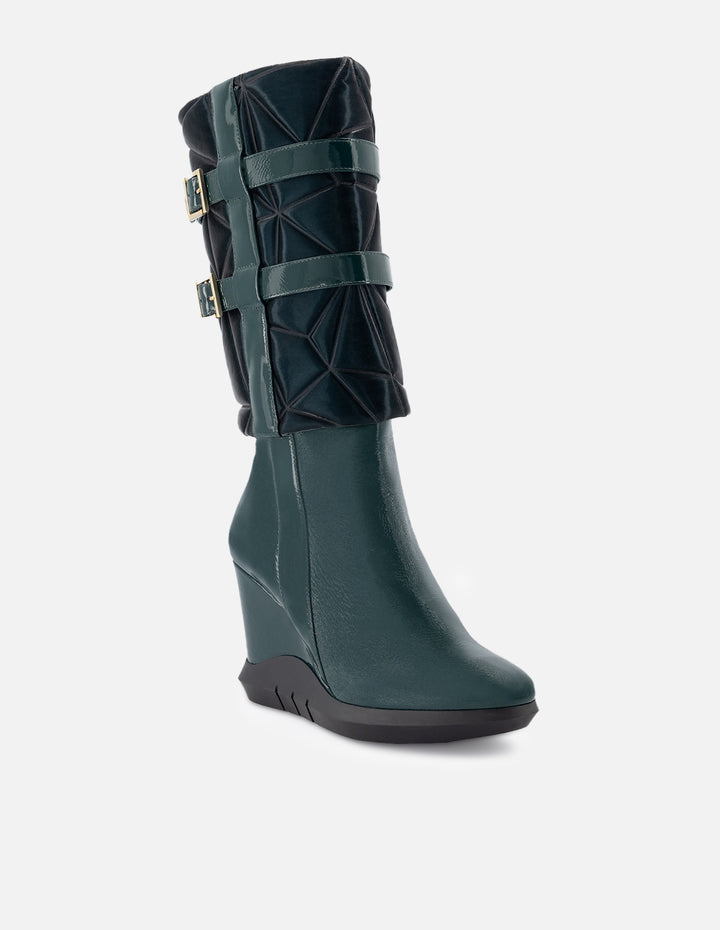 Bota de piel charol color verde para mujer y detalles de textil abotinado