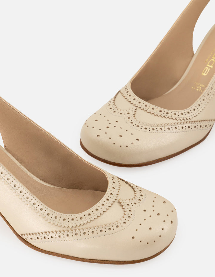 Zapatillas de piel para mujer color beige con picado María