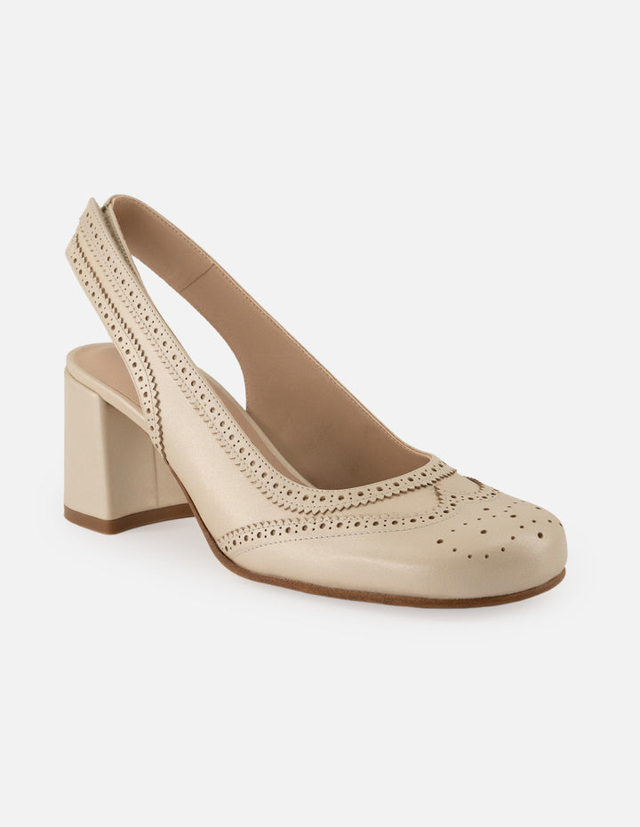 Zapatillas de piel para mujer color beige con picado María