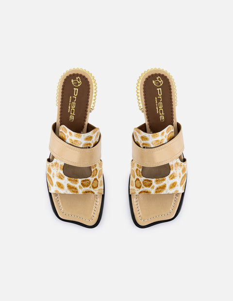 Sandalia de charol para mujer color beige con acabado tipo coco
