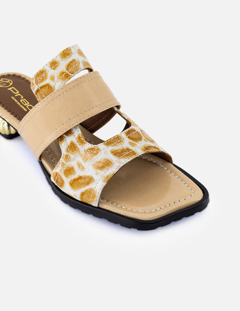 Sandalia de charol para mujer color beige con acabado tipo coco