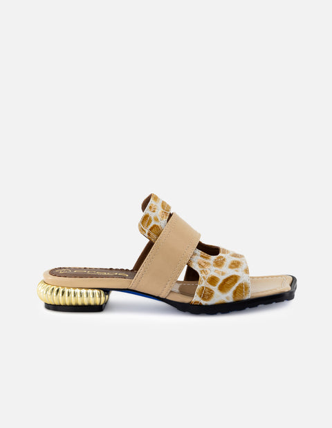 Sandalia de charol para mujer color beige con acabado tipo coco