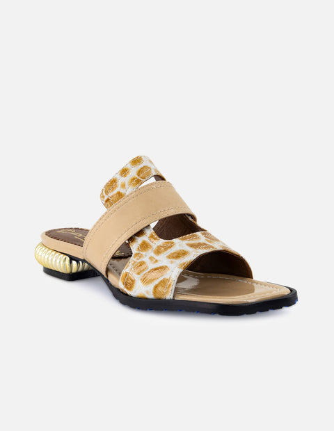 Sandalia de charol para mujer color beige con acabado tipo coco