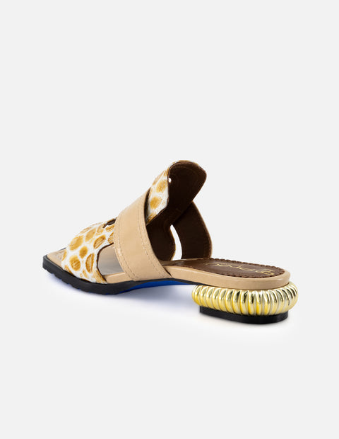 Sandalia de charol para mujer color beige con acabado tipo coco