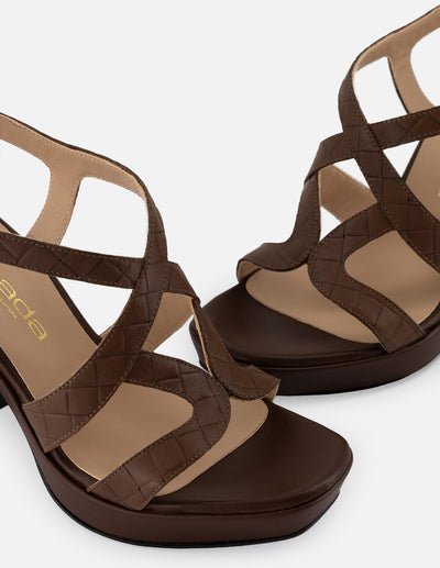 Sandalia de piel para mujer color marrón con acabado grabado