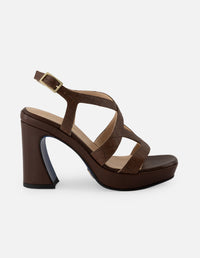 Sandalia de piel para mujer color marrón con acabado grabado