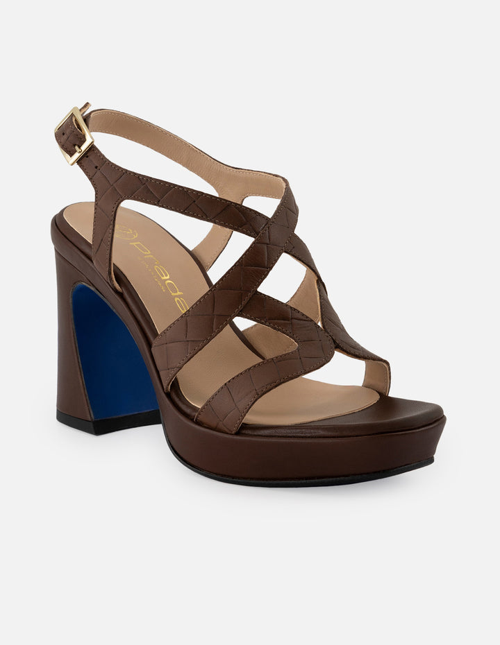 Sandalia de piel para mujer color marrón con acabado grabado