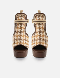 Sandalia color café textil para mujer con combinación de materiales