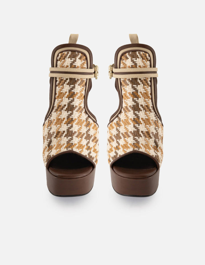 Sandalia color café textil para mujer con combinación de materiales