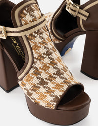 Sandalia color café textil para mujer con combinación de materiales
