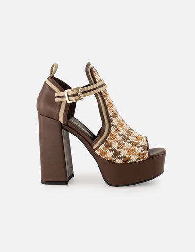 Sandalia color café textil para mujer con combinación de materiales