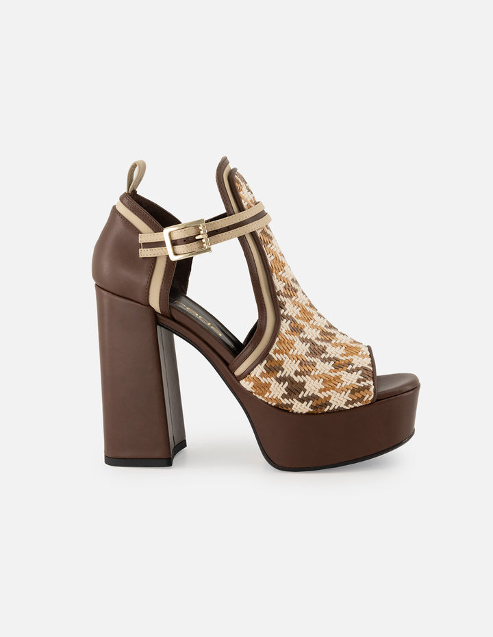 Sandalia color café textil para mujer con combinación de materiales