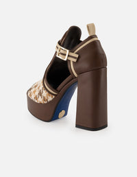 Sandalia color café textil para mujer con combinación de materiales