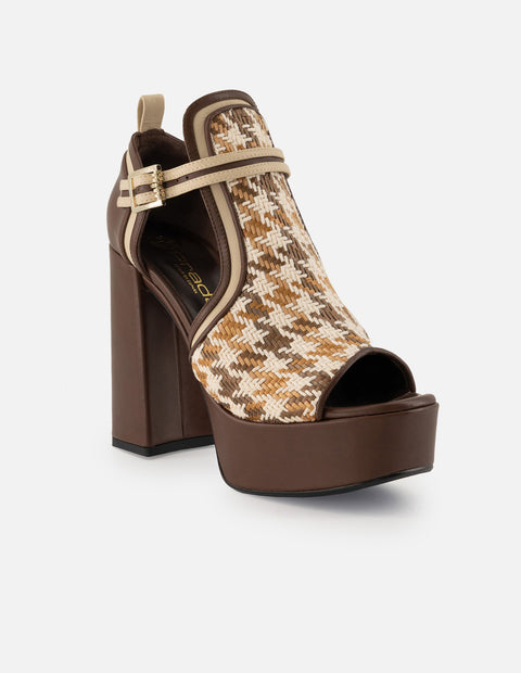 Sandalia color café textil para mujer con combinación de materiales