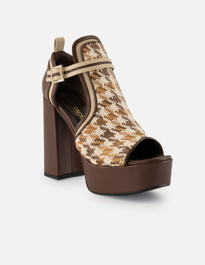 Sandalia color café textil para mujer con combinación de materiales