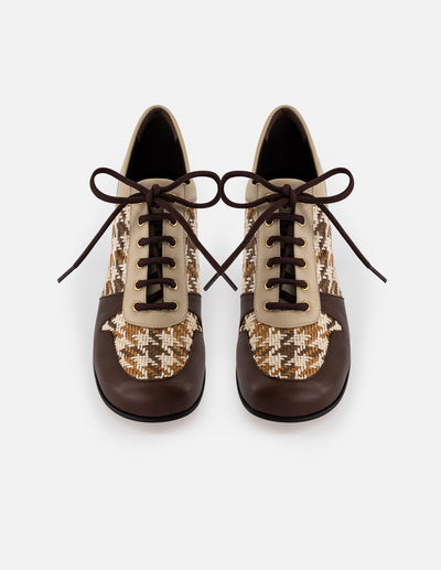 Zapato oxford color café textil para mujer con combinación de materiales