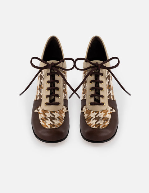 Zapato oxford color café textil para mujer con combinación de materiales