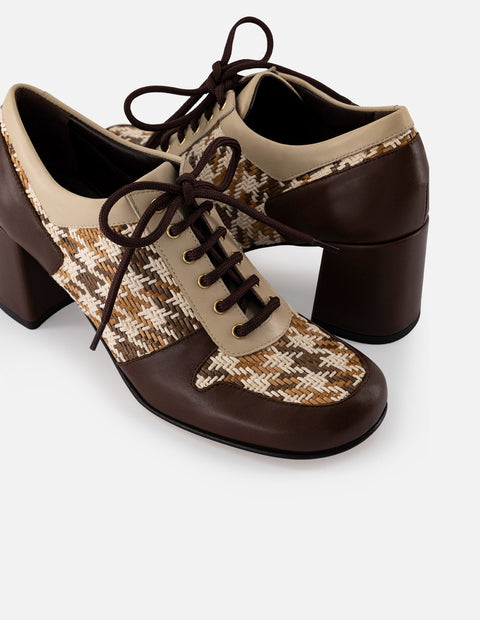 Zapato oxford color café textil para mujer con combinación de materiales