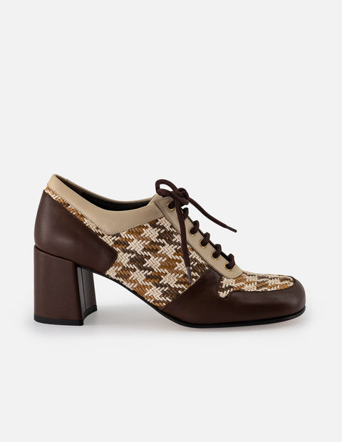 Zapato oxford color café textil para mujer con combinación de materiales