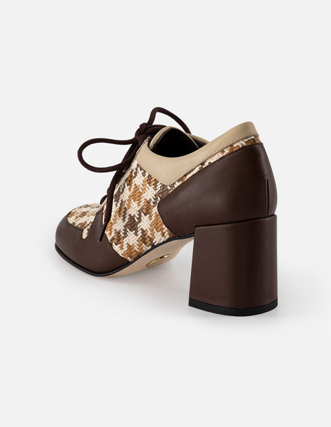 Zapato oxford color café textil para mujer con combinación de materiales