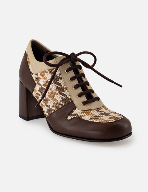Zapato oxford color café textil para mujer con combinación de materiales