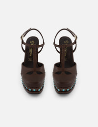 Zapatilla café en piel para mujer con tachas y pedrería azul