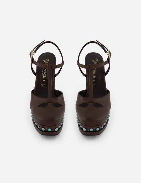 Zapatilla café en piel para mujer con tachas y pedrería azul