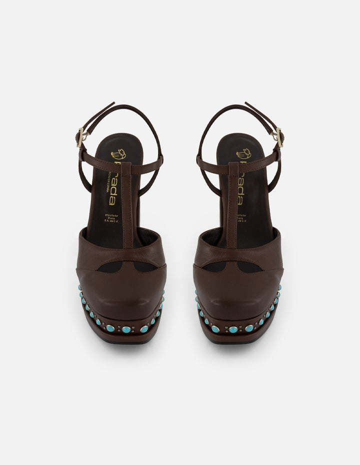 Zapatilla café en piel para mujer con tachas y pedrería azul