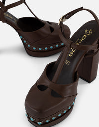 Zapatilla café en piel para mujer con tachas y pedrería azul