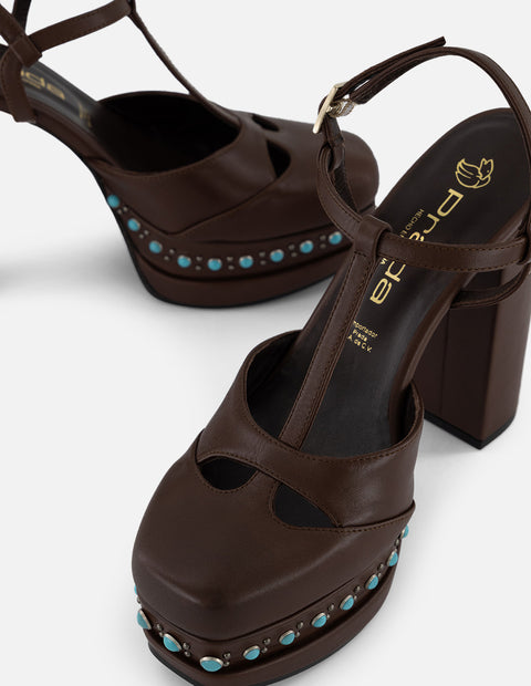 Zapatilla café en piel para mujer con tachas y pedrería azul