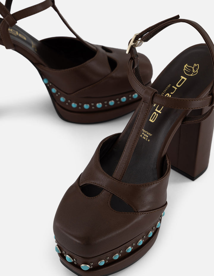 Zapatilla café en piel para mujer con tachas y pedrería azul