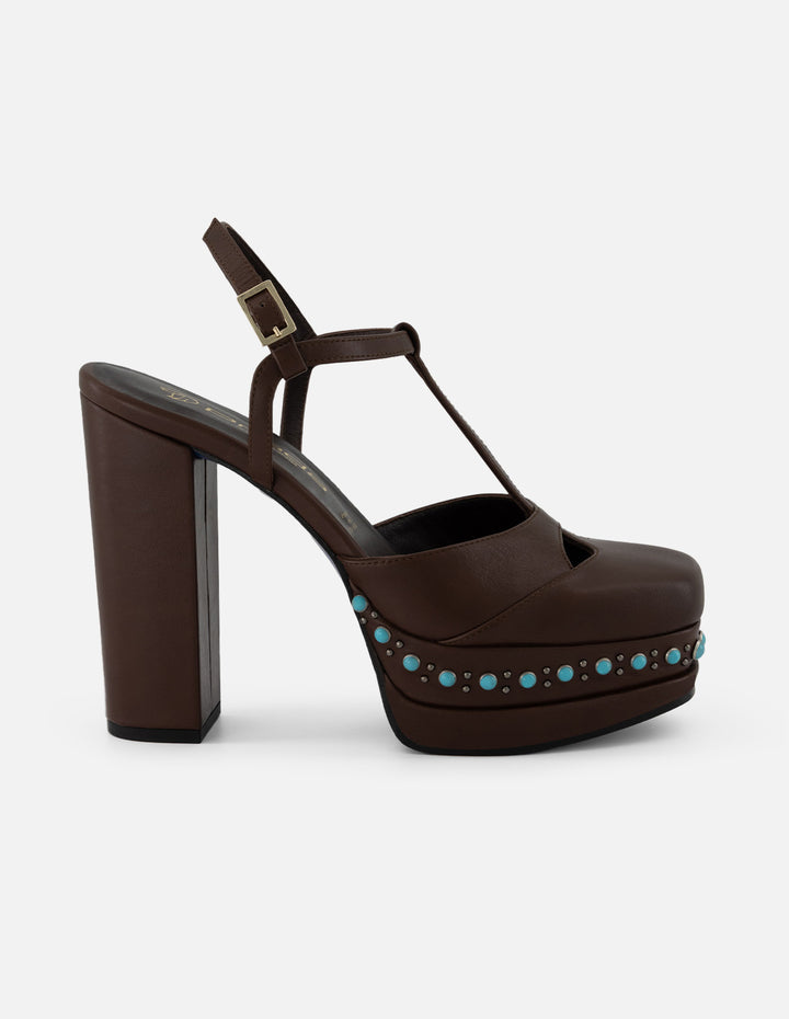 Zapatilla café en piel para mujer con tachas y pedrería azul