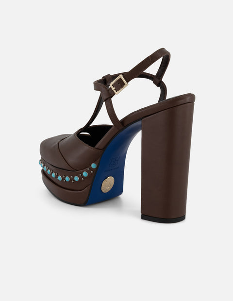 Zapatilla café en piel para mujer con tachas y pedrería azul